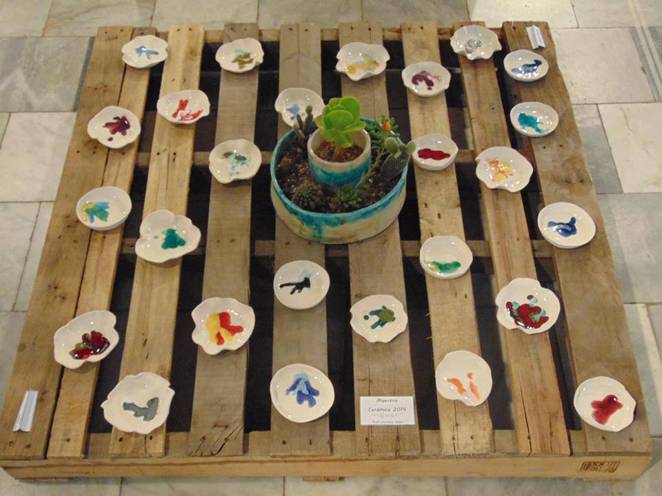Mesa con objetos cerámicos